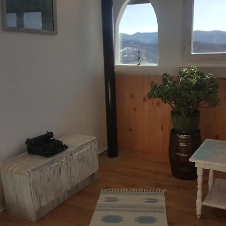 Cob House Adonai 게스트하우스 Bogdanchovtsi